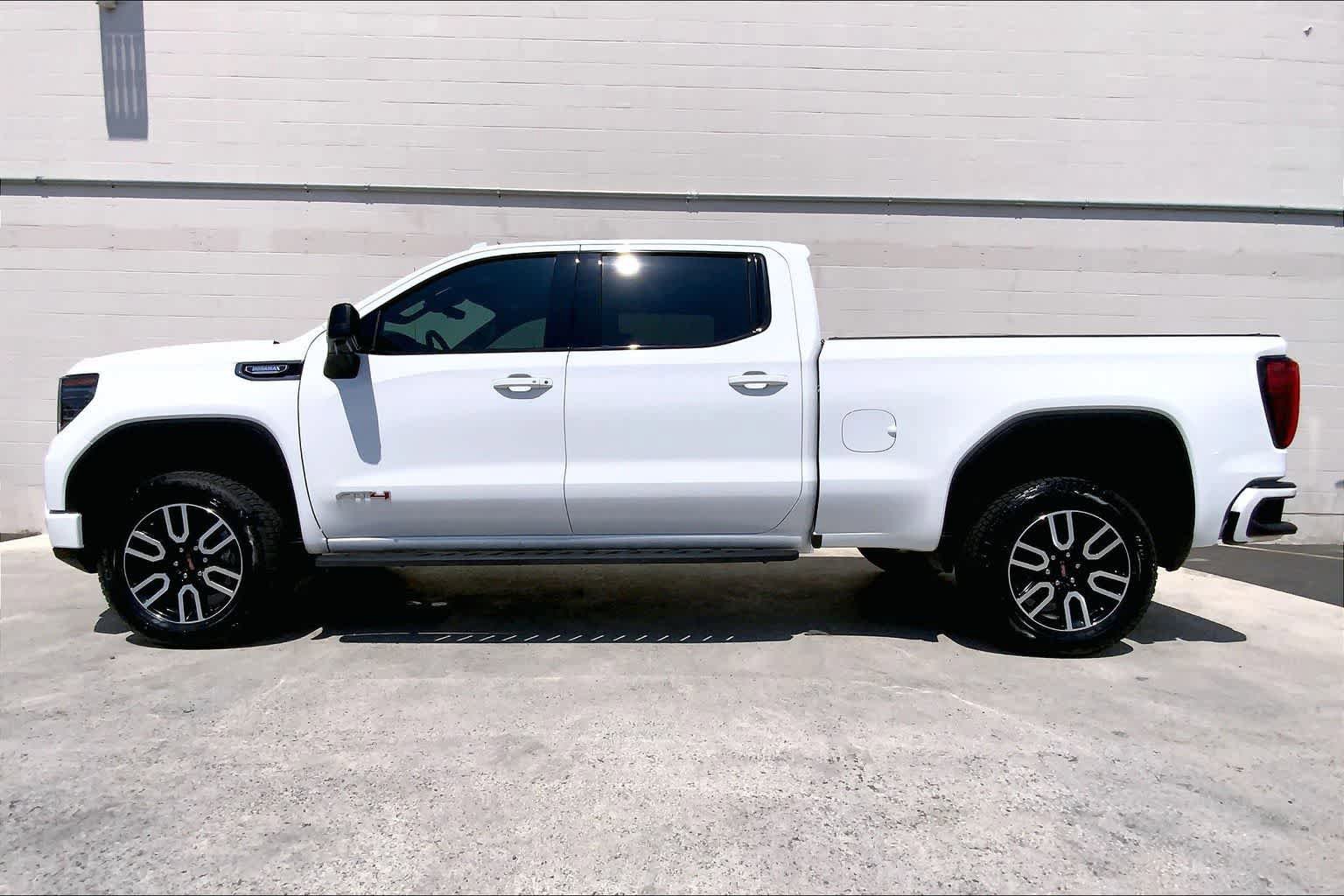 Used 2025 GMC Sierra 1500 AT4 w/ AT4 Premium Package AWD/4WD image 4