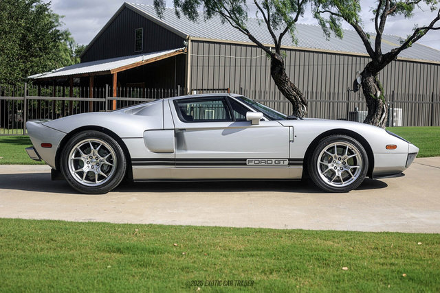 Used 2005 Ford GT RWD image 9
