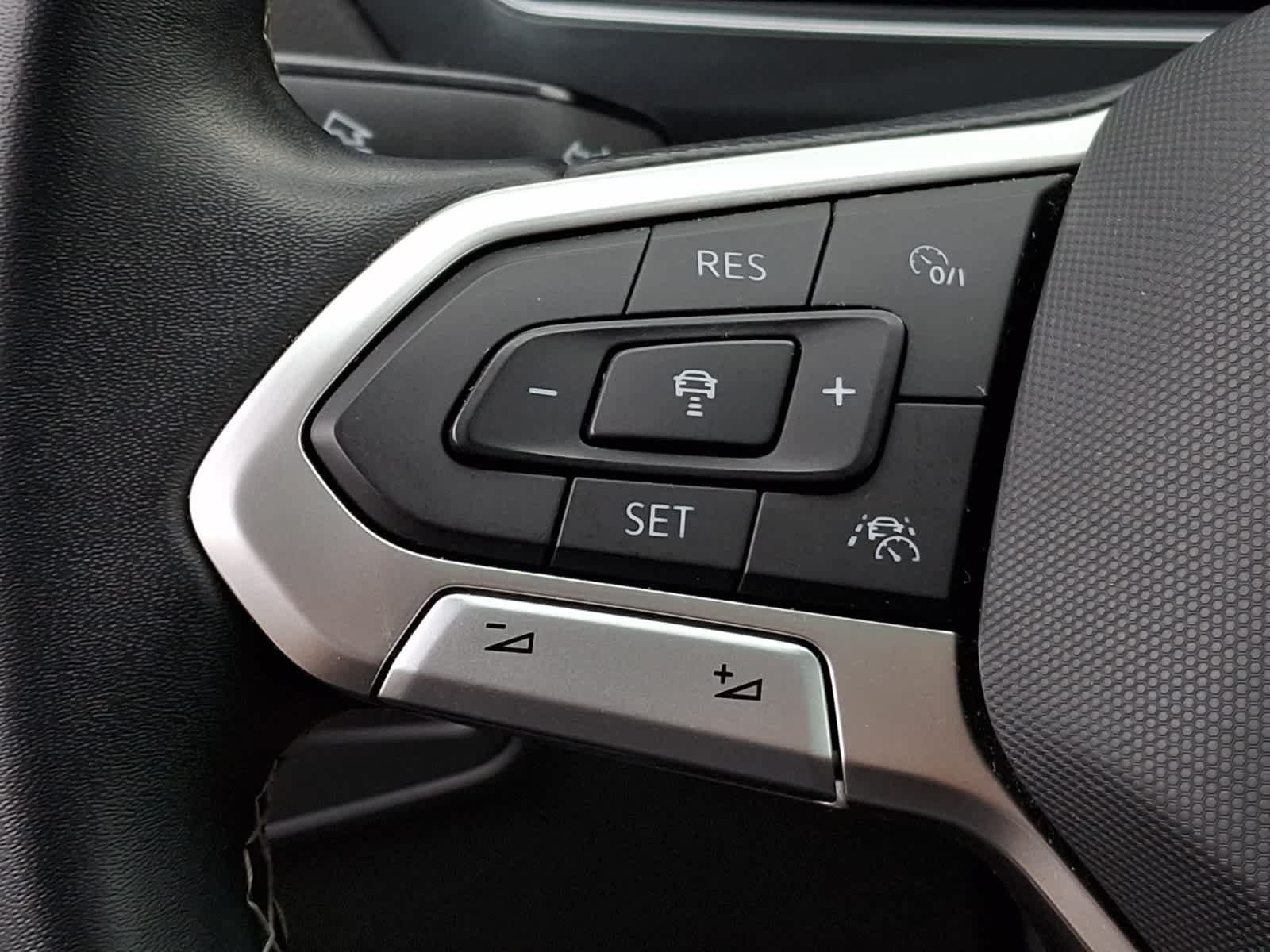 Used 2023 Volkswagen Tiguan SE w/ Panoramic Sunroof Package AWD/4WD image 18