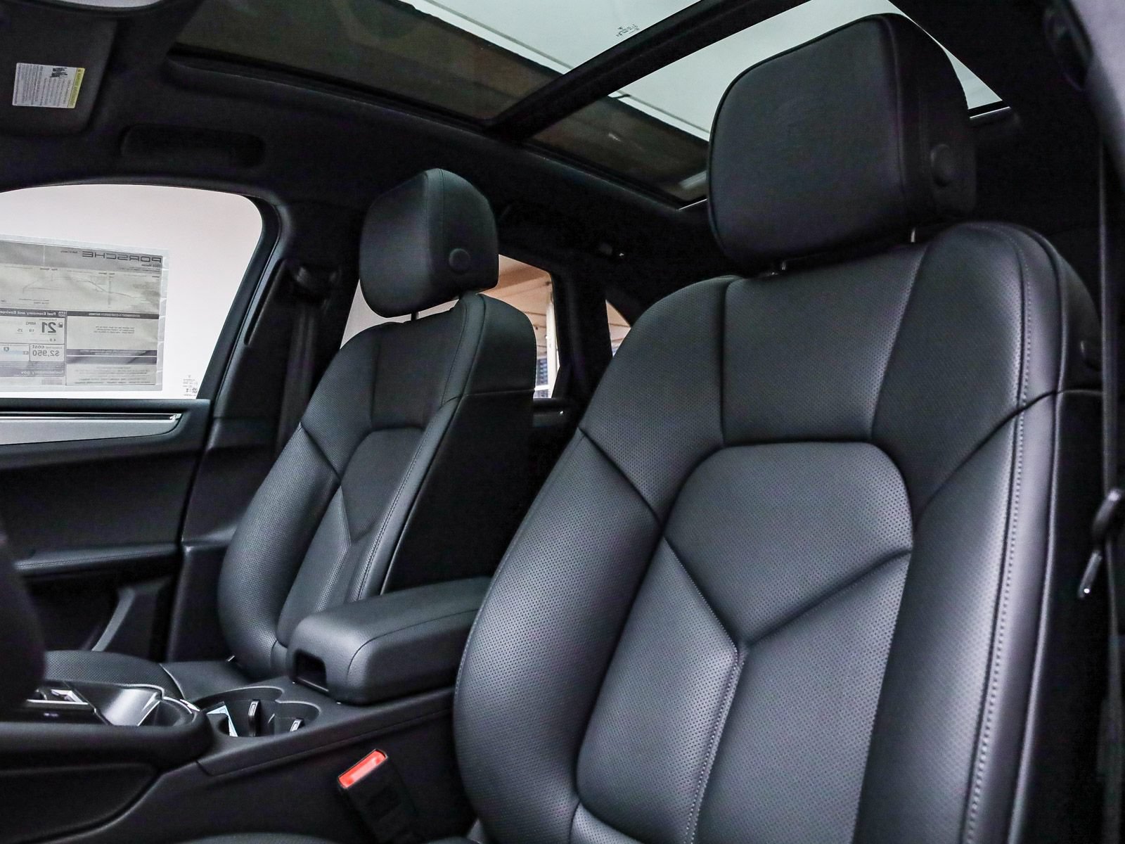 Certified 2026 Porsche Macan AWD/4WD image 5