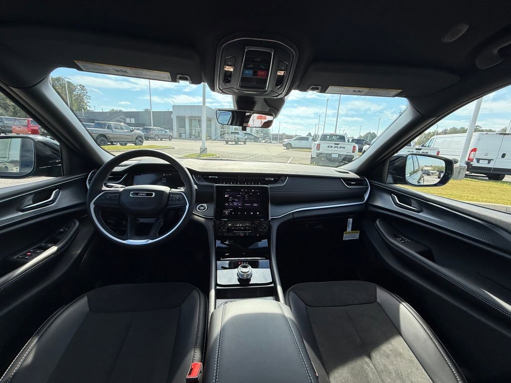 New 2025 Jeep Grand Cherokee Altitude image 12