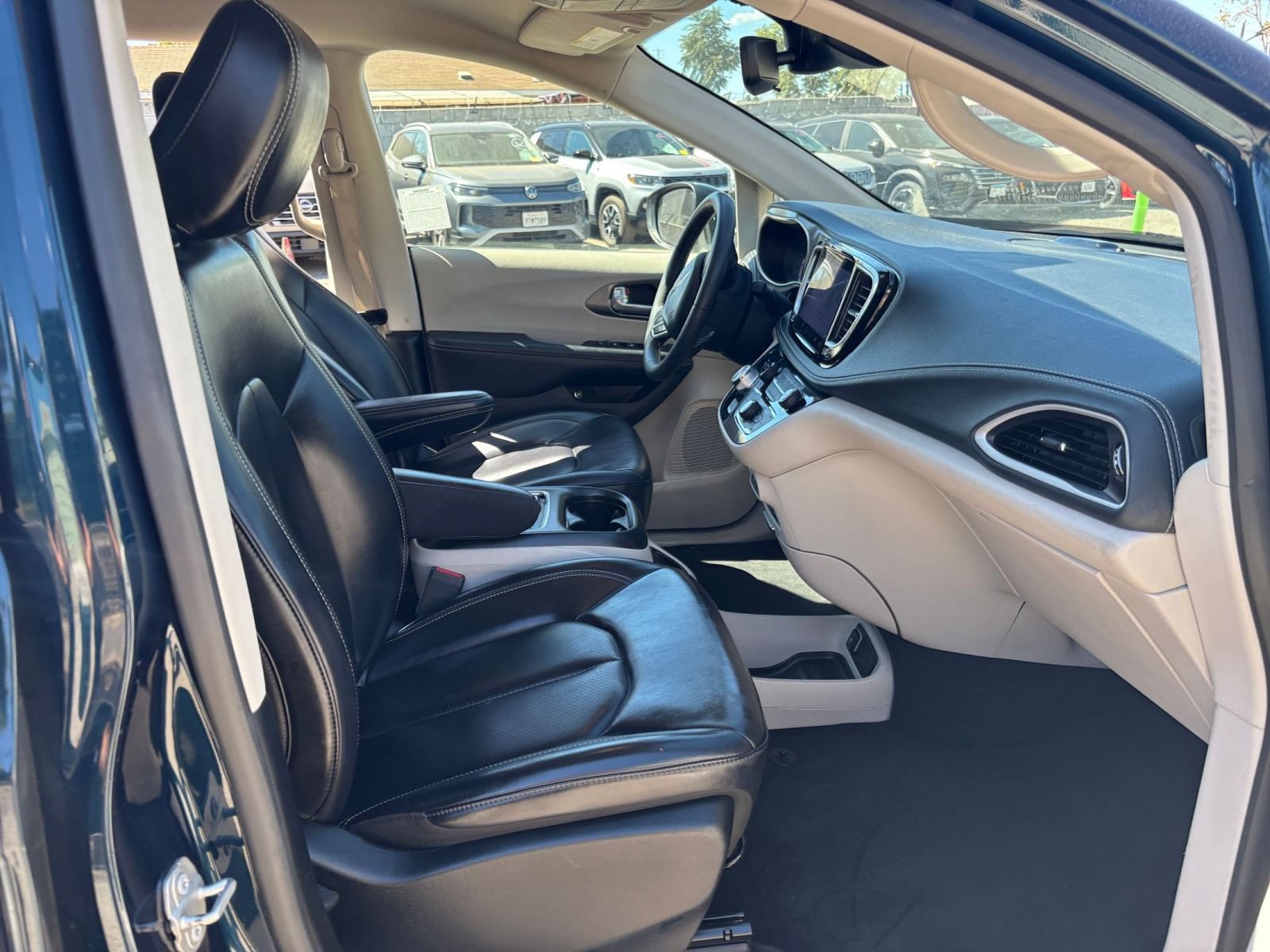 Used 2023 Chrysler Pacifica Touring-L FWD image 38