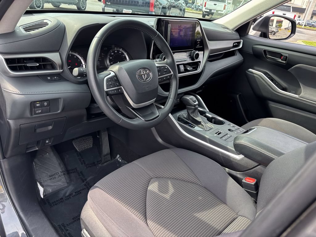 Used 2025 Toyota Highlander LE AWD/4WD image 16