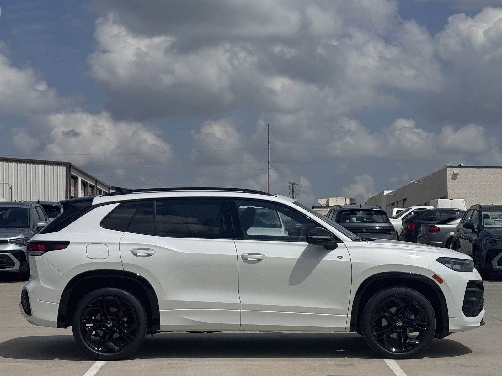 New 2026 Volkswagen Tiguan SE R-Line FWD image 4