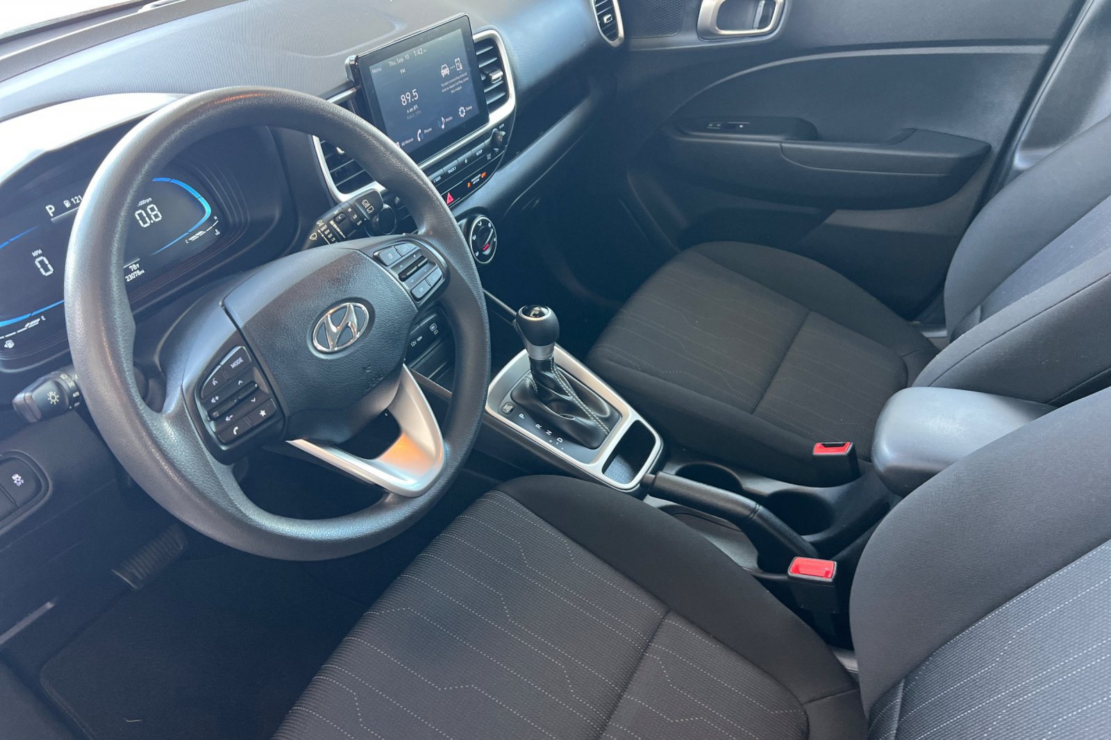 Used 2025 Hyundai Venue SE FWD image 7