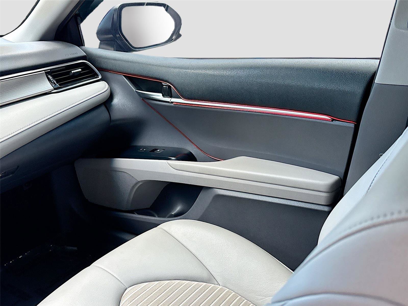 Used 2020 Toyota Camry SE FWD image 23