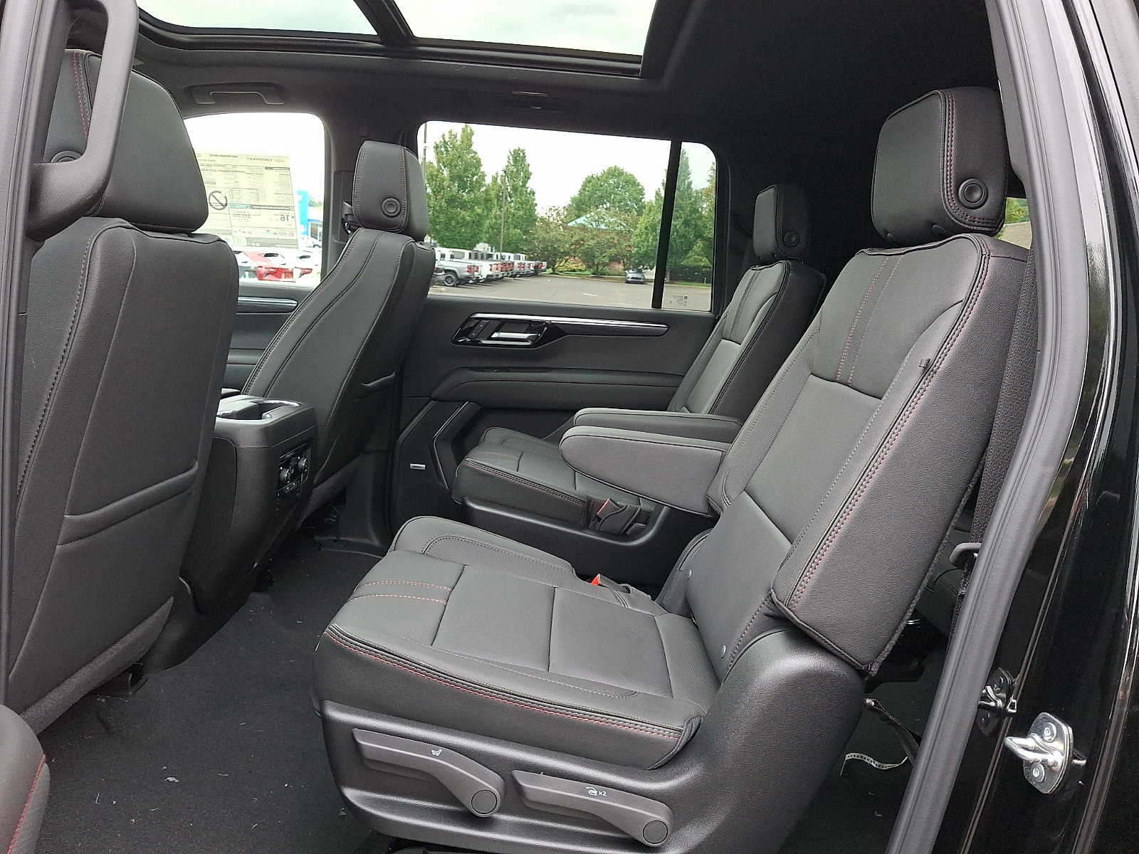 New 2026 Chevrolet Suburban RST w/ RST Capability Package AWD/4WD image 7