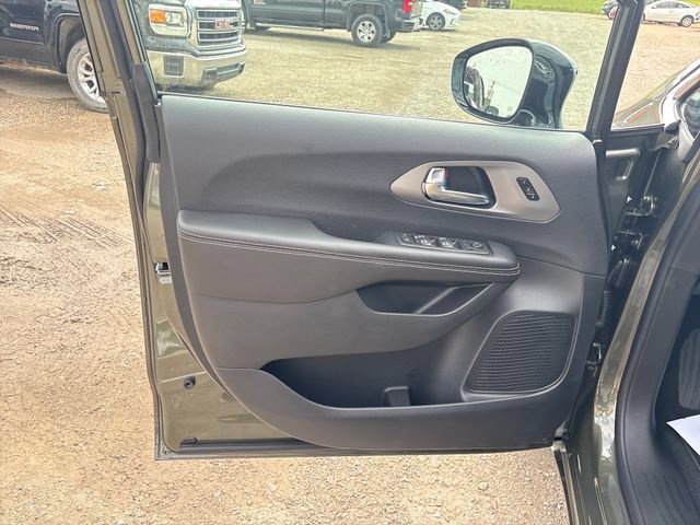 New 2027 Chrysler Pacifica Select AWD/4WD image 7