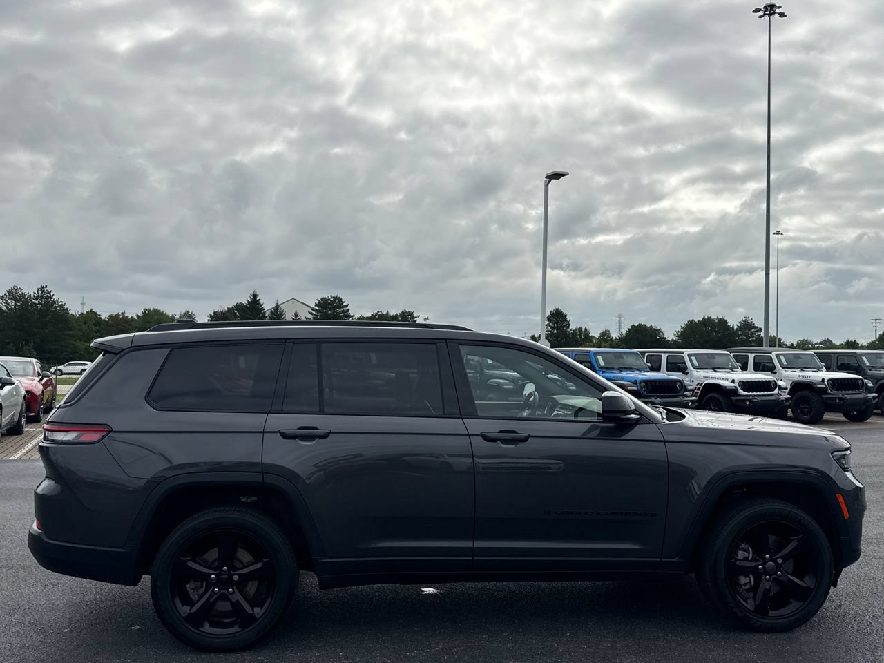 Used 2023 Jeep Grand Cherokee L Laredo AWD/4WD image 2