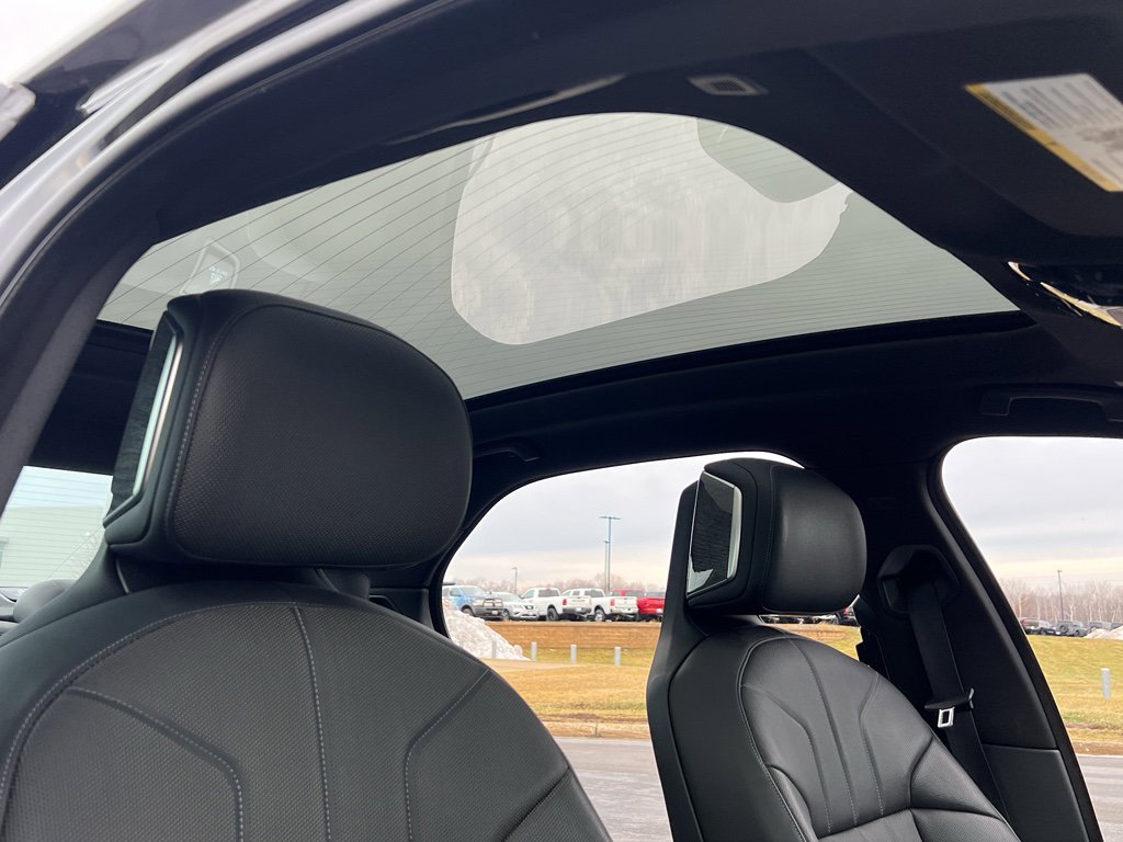 Used 2023 BMW 760i xDrive image 30