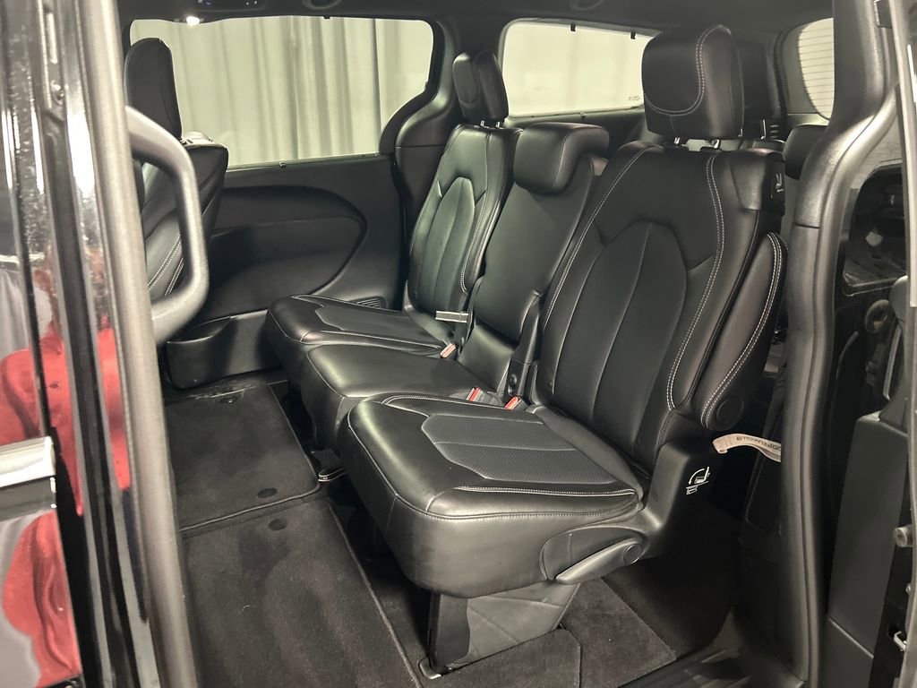 Used 2025 Chrysler Pacifica Select w/ Uconnect Theater Family Group image 24