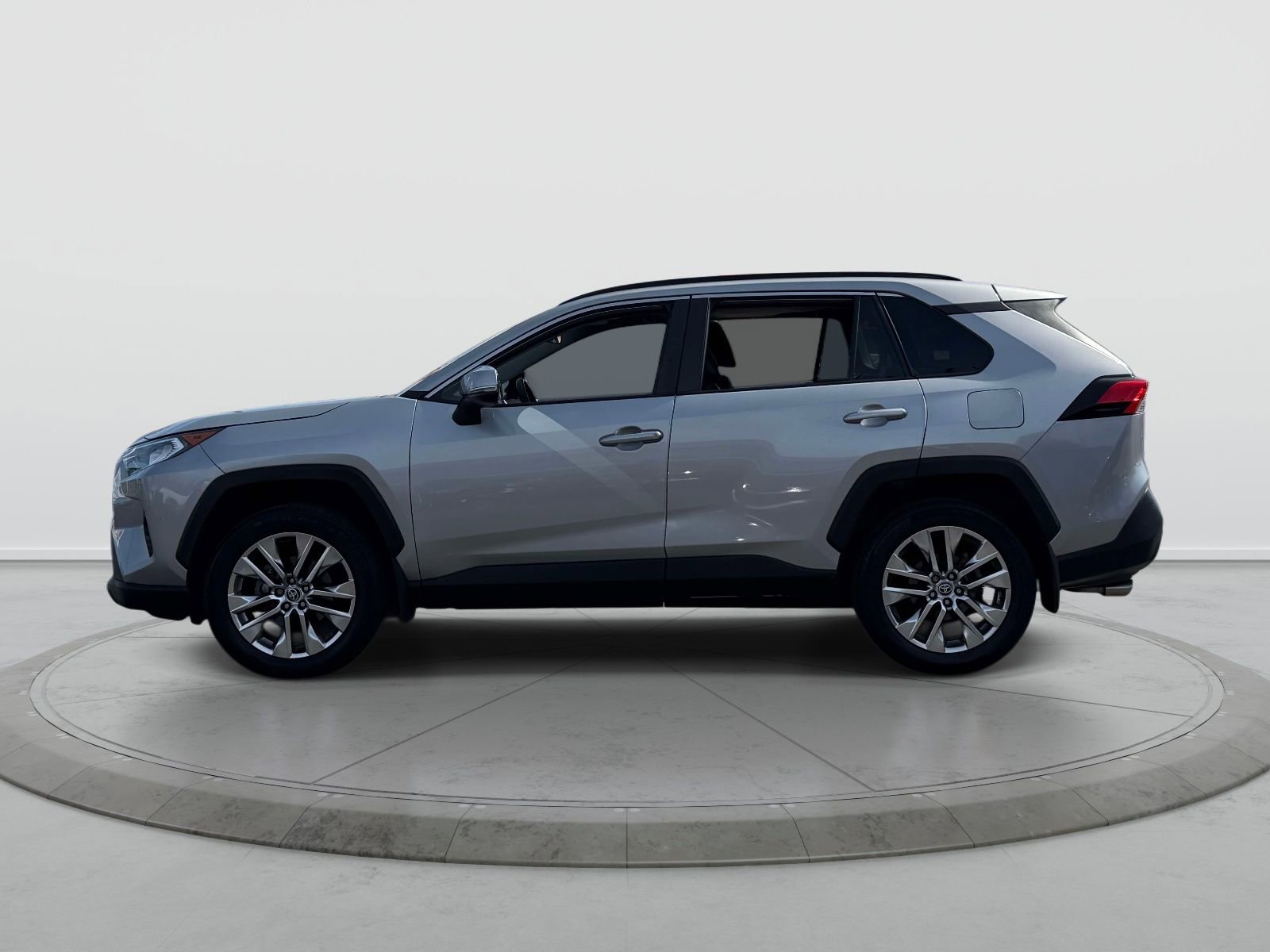 Used 2021 Toyota RAV4 XLE Premium AWD/4WD image 4