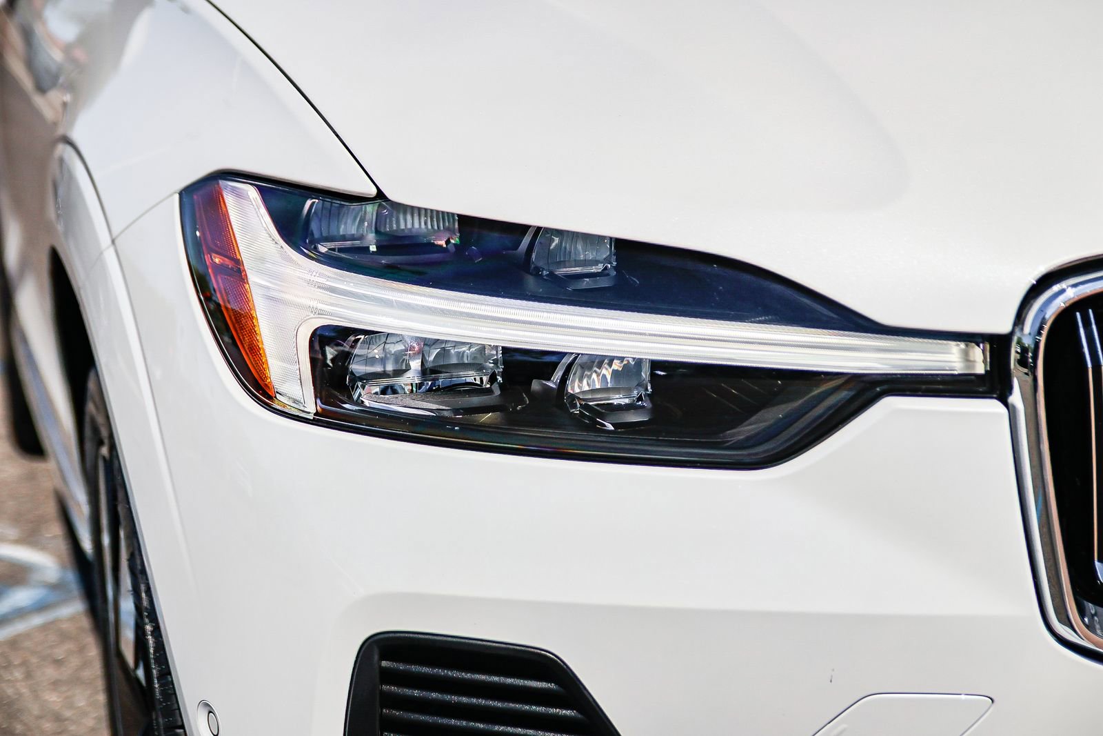 Used 2023 Volvo XC60 T8 Plus w/ Protection Package Premier image 12