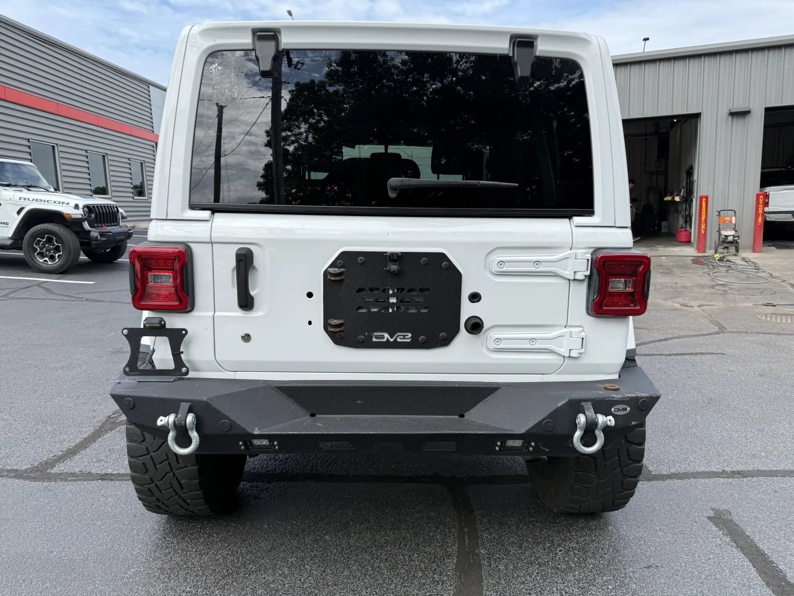Used 2018 Jeep Wrangler Unlimited Sahara w/ LED Lighting Group AWD/4WD image 3