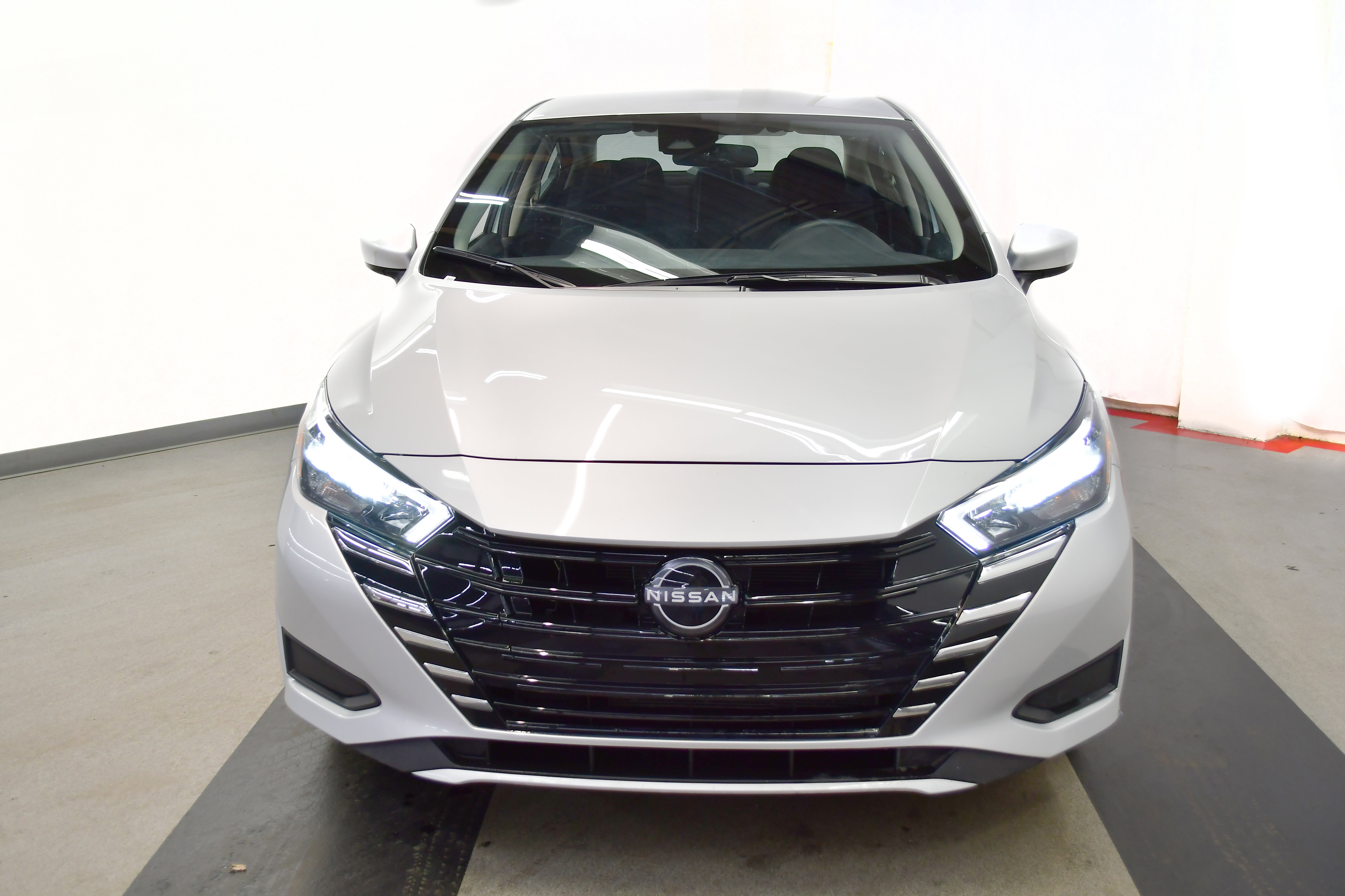 Used 2025 Nissan Versa SV image 4