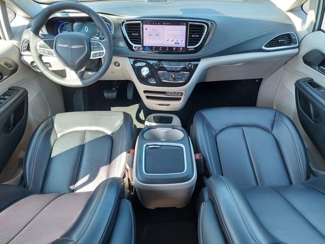 Used 2023 Chrysler Pacifica Touring-L image 3