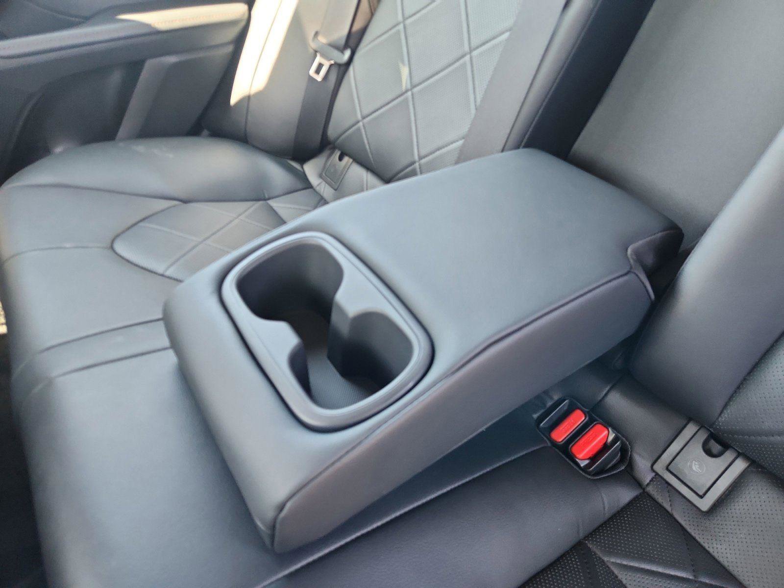 Used 2019 Toyota Camry XLE w/ Navigation Package FWD image 13