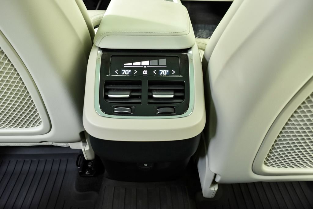 Certified 2023 Volvo XC60 B5 Ultimate w/ Protection Package Premier image 22