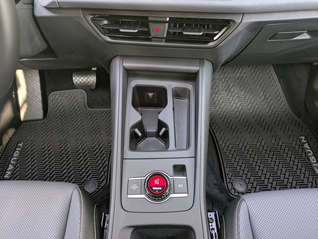 Certified 2025 Volkswagen Tiguan SE FWD image 19