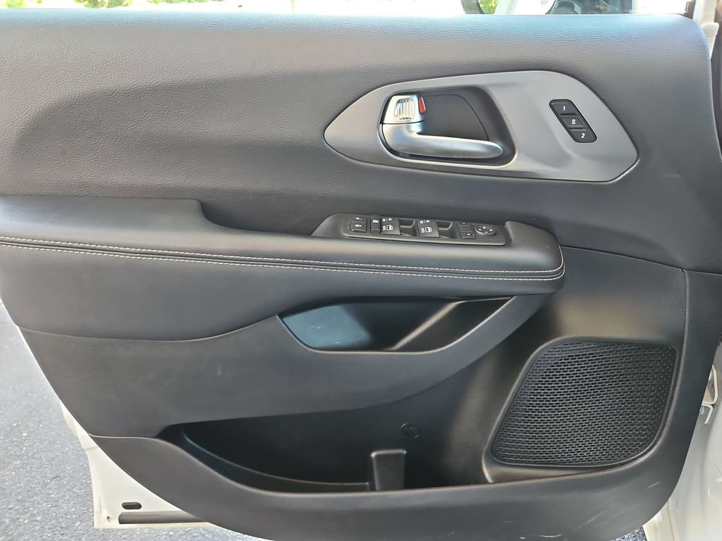 Used 2025 Chrysler Pacifica Select FWD image 26