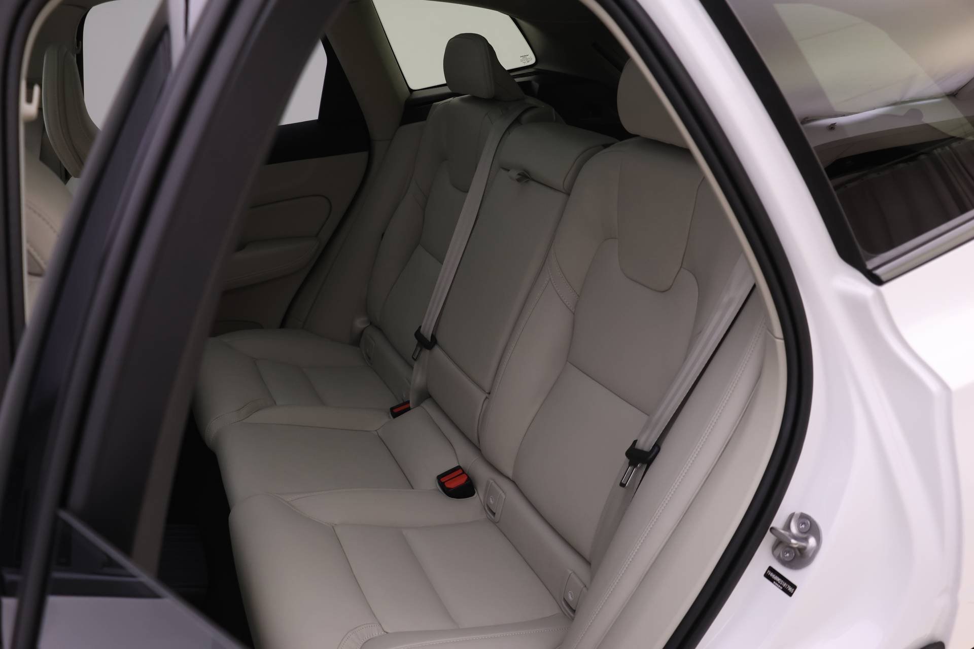 Certified 2025 Volvo XC60 T8 Ultra w/ Protection Package Premier image 15