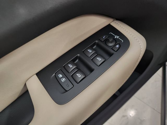 New 2026 Volvo XC60 B5 Plus w/ Protection Package Premier AWD/4WD image 23