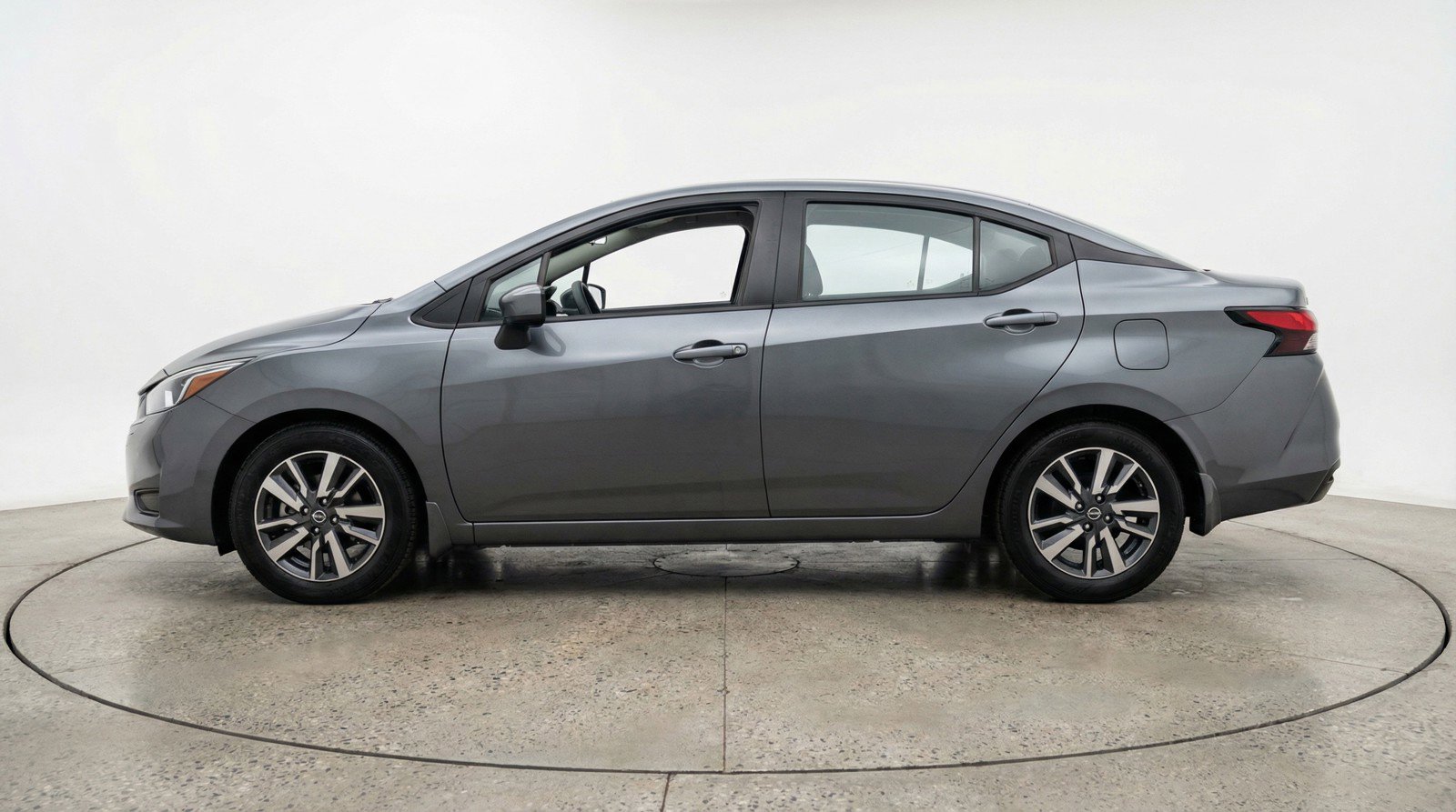 Used 2025 Nissan Versa SV image 5