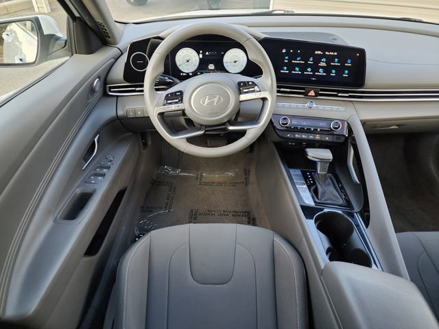 Used 2025 Hyundai Elantra SEL image 17
