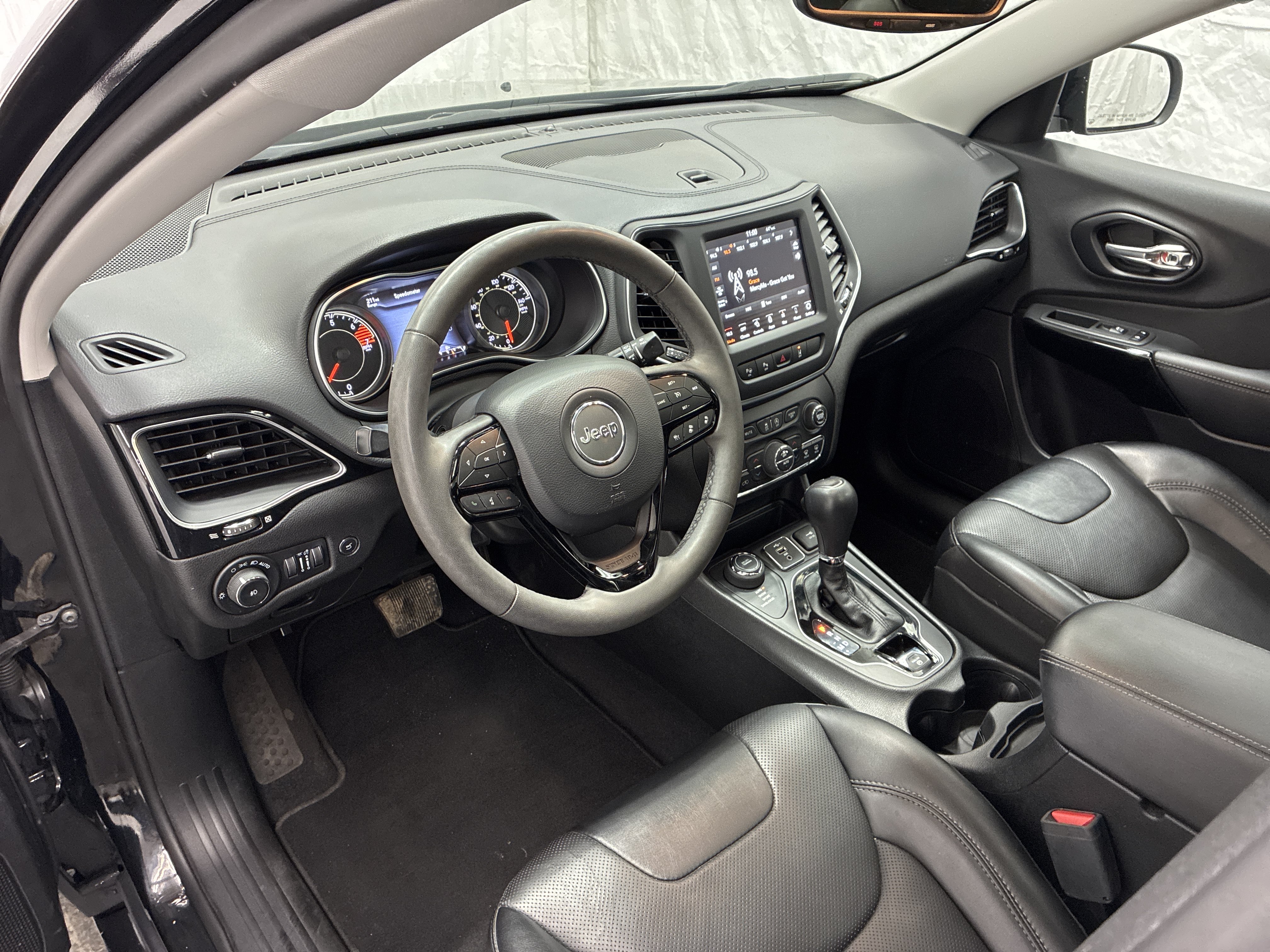 Certified 2023 Jeep Cherokee Altitude Lux w/ Lux Elite Package AWD/4WD image 16