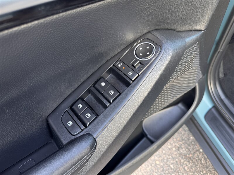 Used 2025 Kia Seltos S AWD/4WD image 12