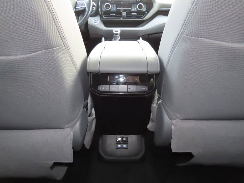 Used 2022 Toyota Highlander LE AWD/4WD image 25