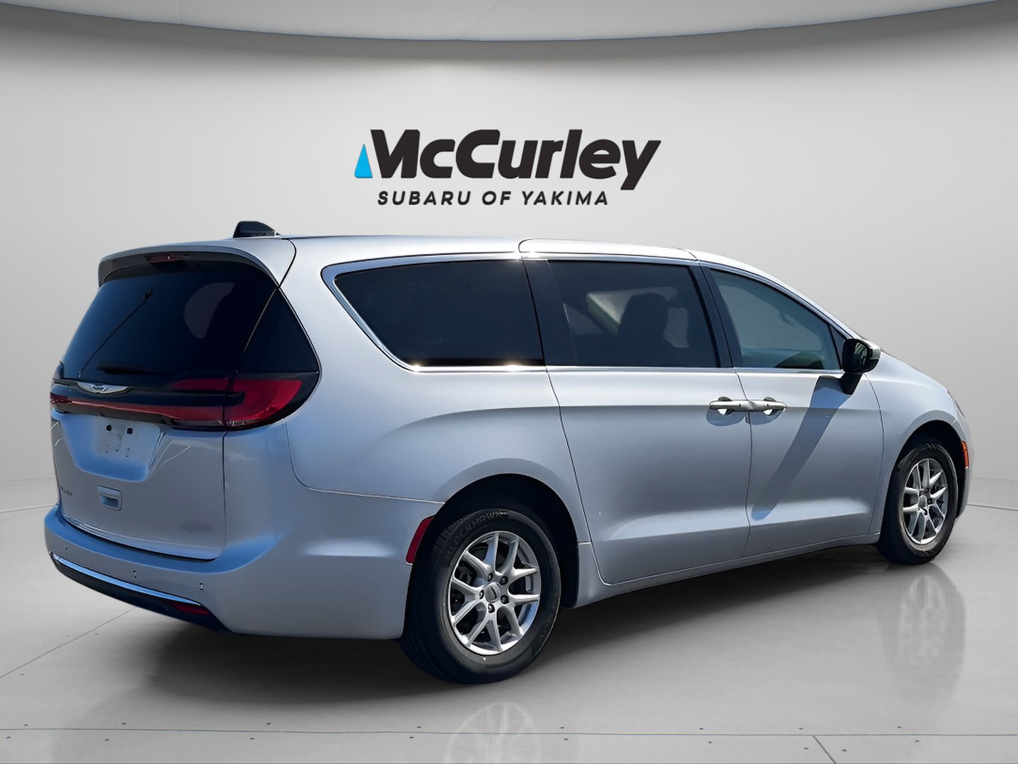 Used 2023 Chrysler Pacifica Touring-L image 5