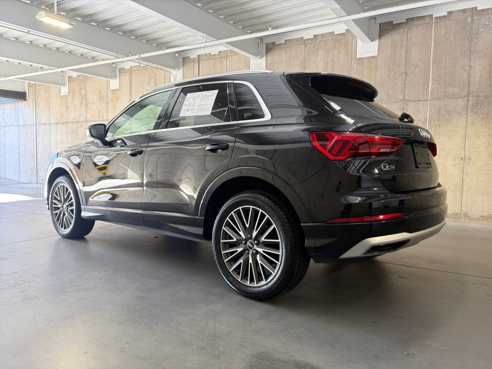 Used 2022 Audi Q3 2.0T Premium w/ Convenience Package AWD/4WD image 3