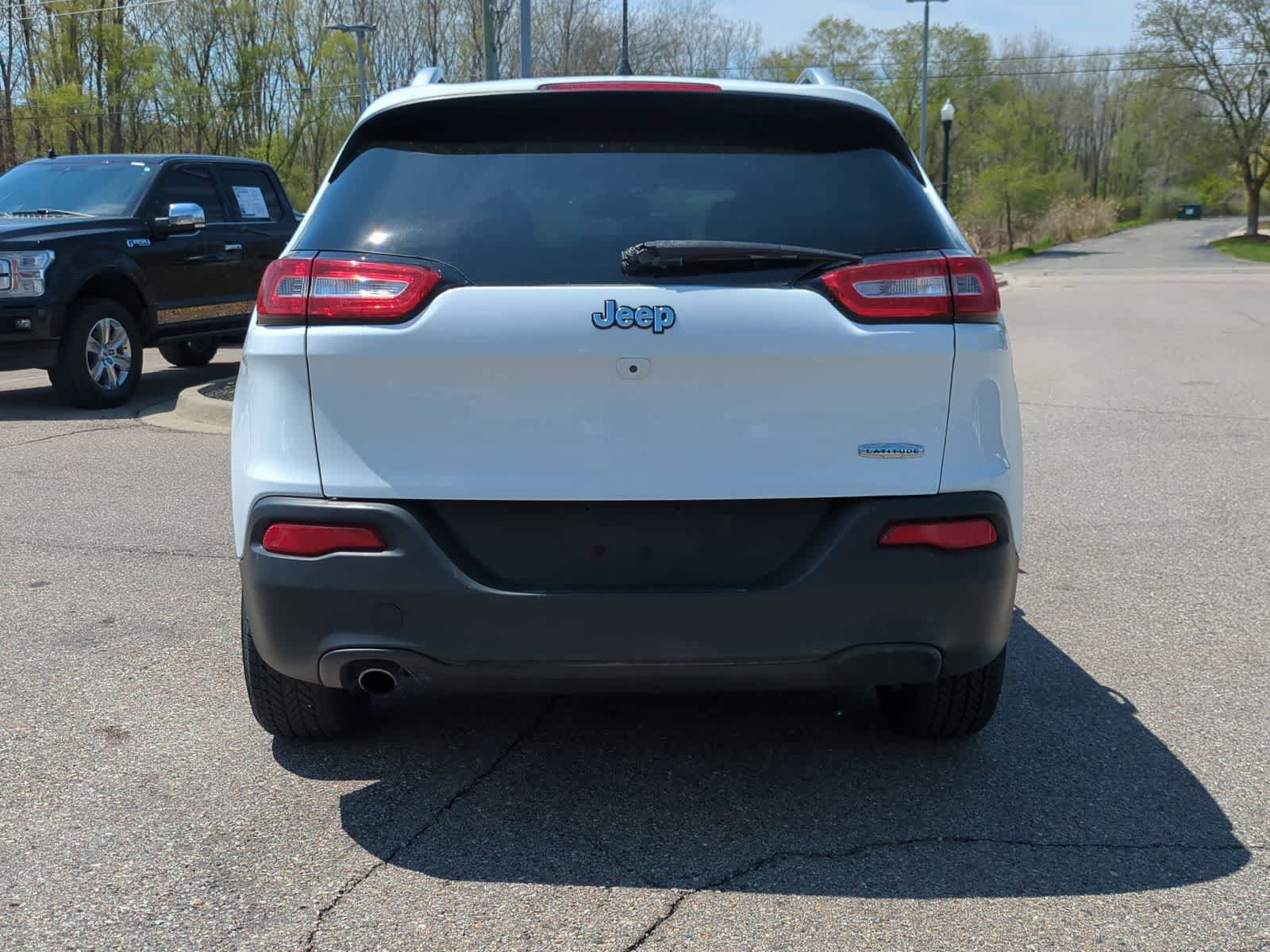 Used 2018 Jeep Cherokee Latitude Plus w/ Cold Weather Group FWD image 7