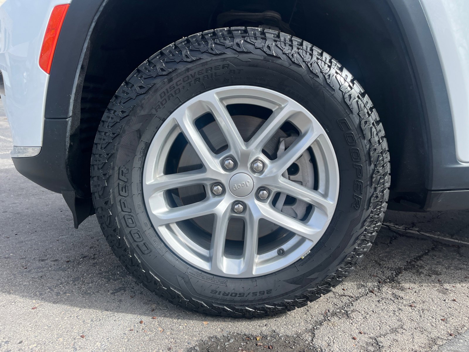 Used 2023 Jeep Grand Cherokee L Laredo image 10