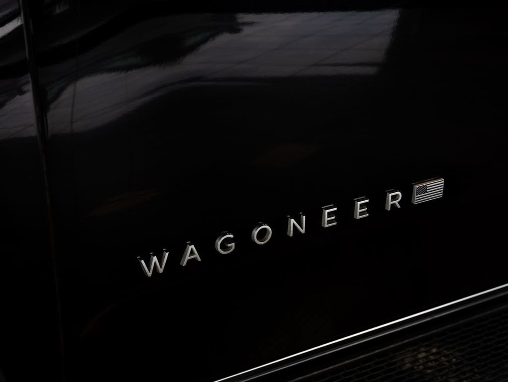 Used 2022 Jeep Wagoneer Series II w/ Premium Group I AWD/4WD image 7