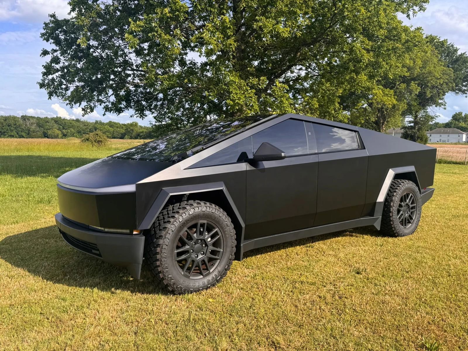 Used 2025 Tesla Cybertruck AWD Crew Cab image 1