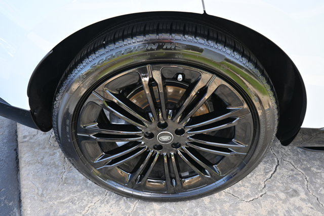 Used 2025 Land Rover Range Rover SE AWD/4WD image 12
