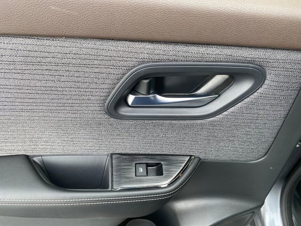 Used 2023 Nissan Rogue SV image 17