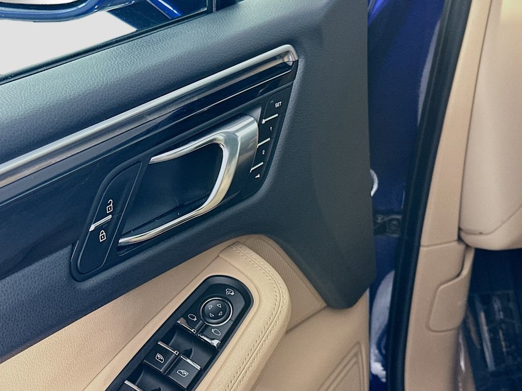Certified 2023 Porsche Macan image 20