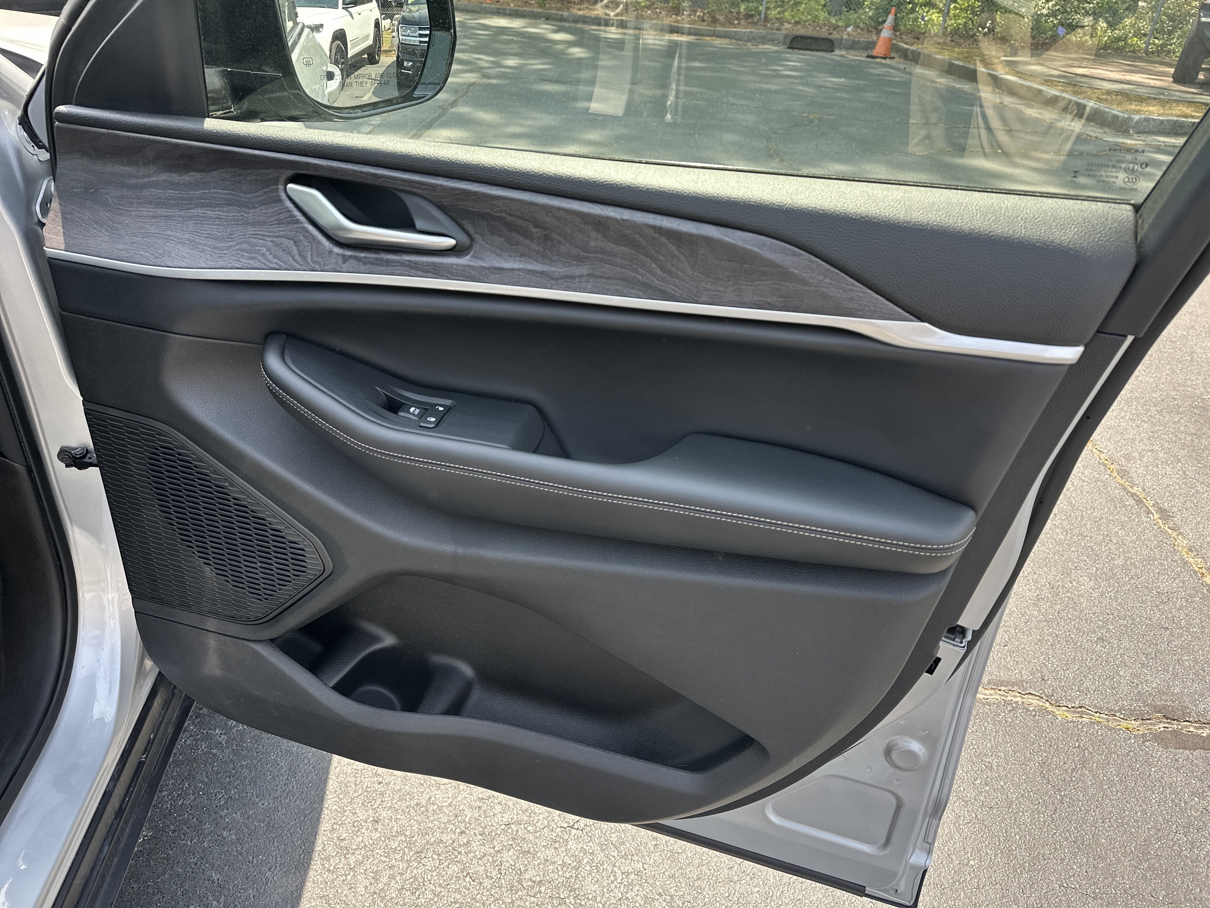 Used 2024 Jeep Grand Cherokee L Limited w/ Luxury Tech Group II image 17