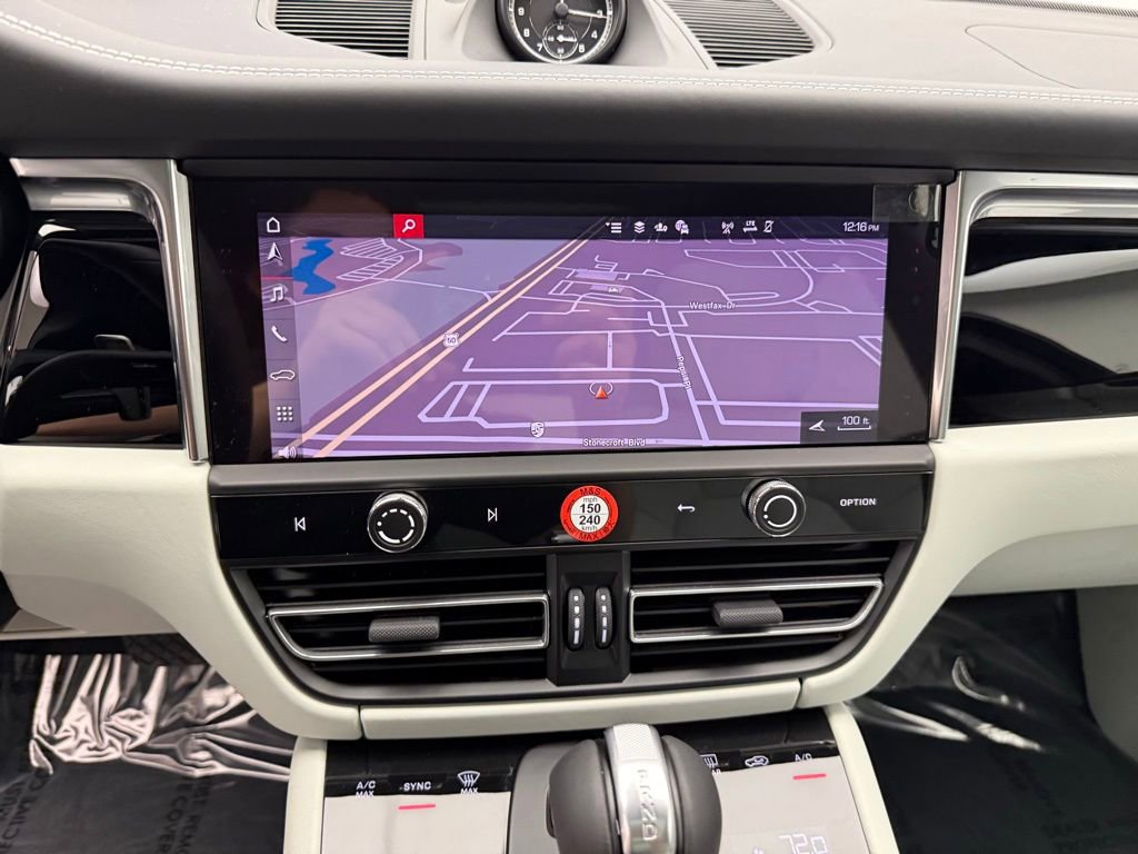 Certified 2025 Porsche Macan image 16