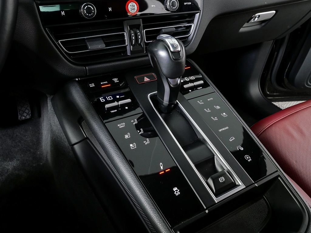 Certified 2023 Porsche Macan S AWD/4WD image 18