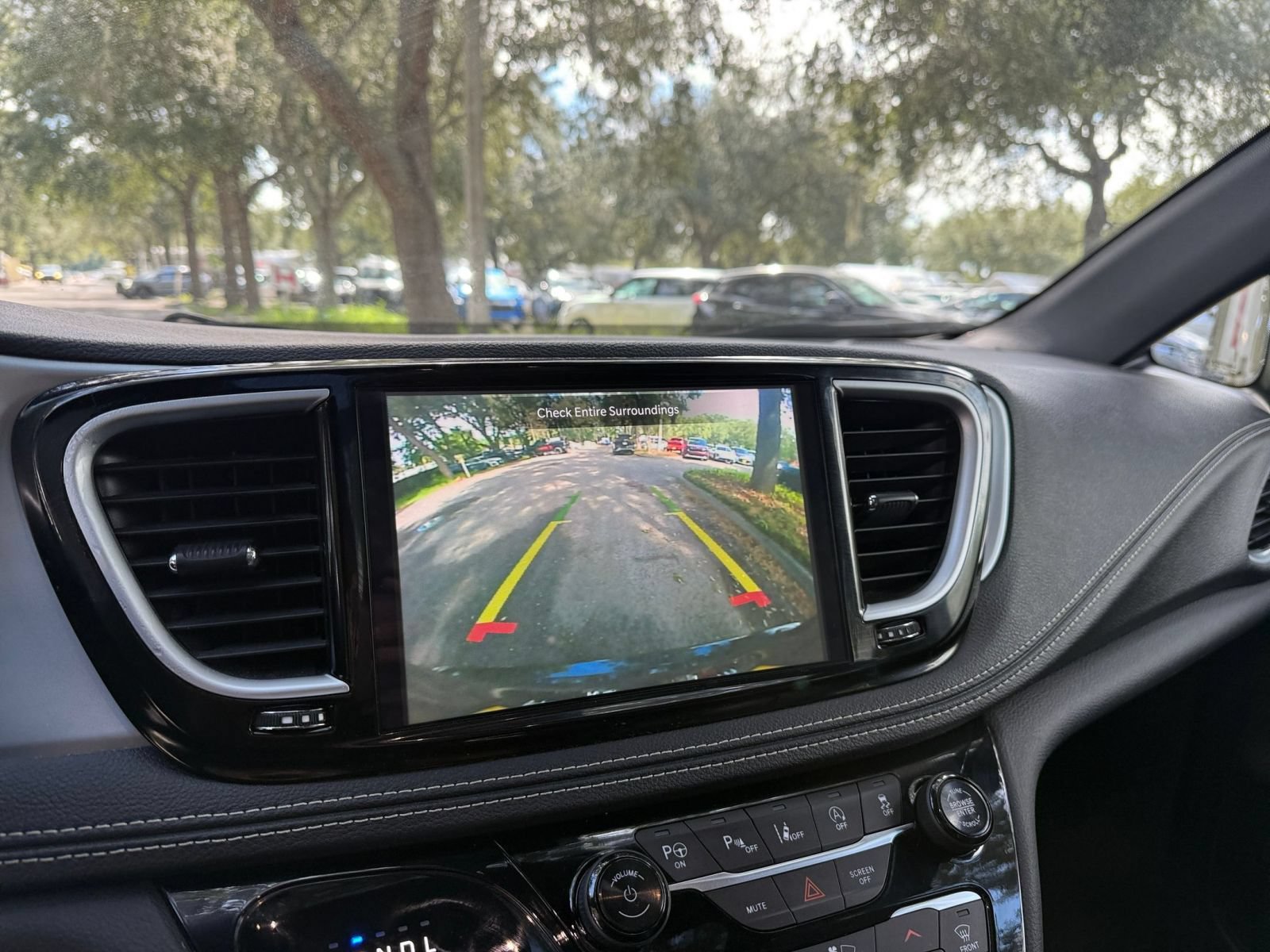 Used 2025 Chrysler Pacifica Limited FWD image 18