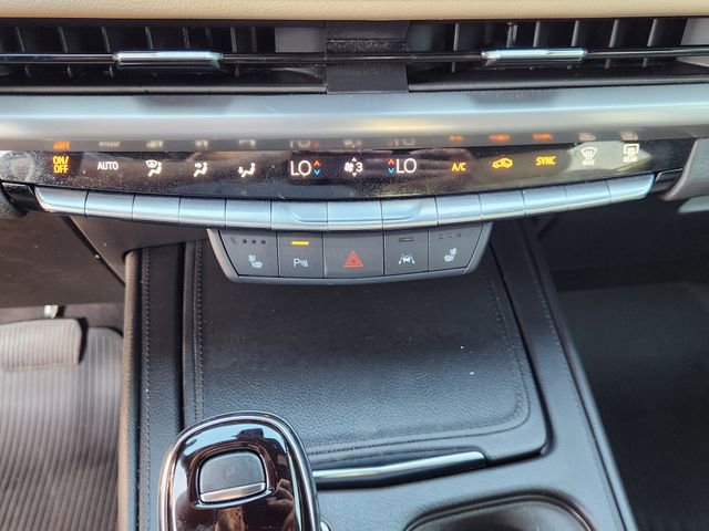 Used 2024 Cadillac XT4 Luxury w/ Cold Weather Package FWD image 18