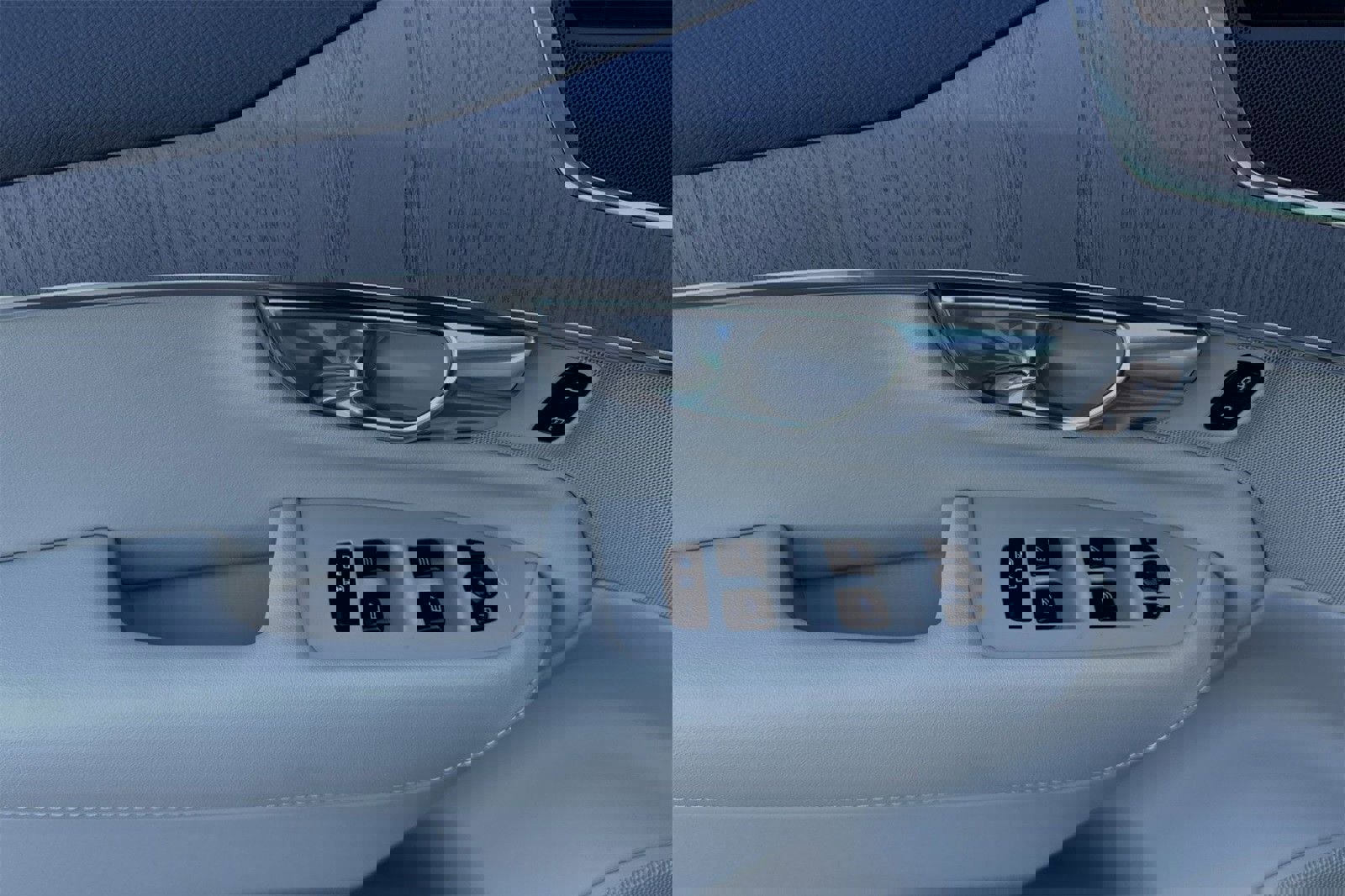 Certified 2025 Volvo XC90 B6 Core w/ Climate Package image 13