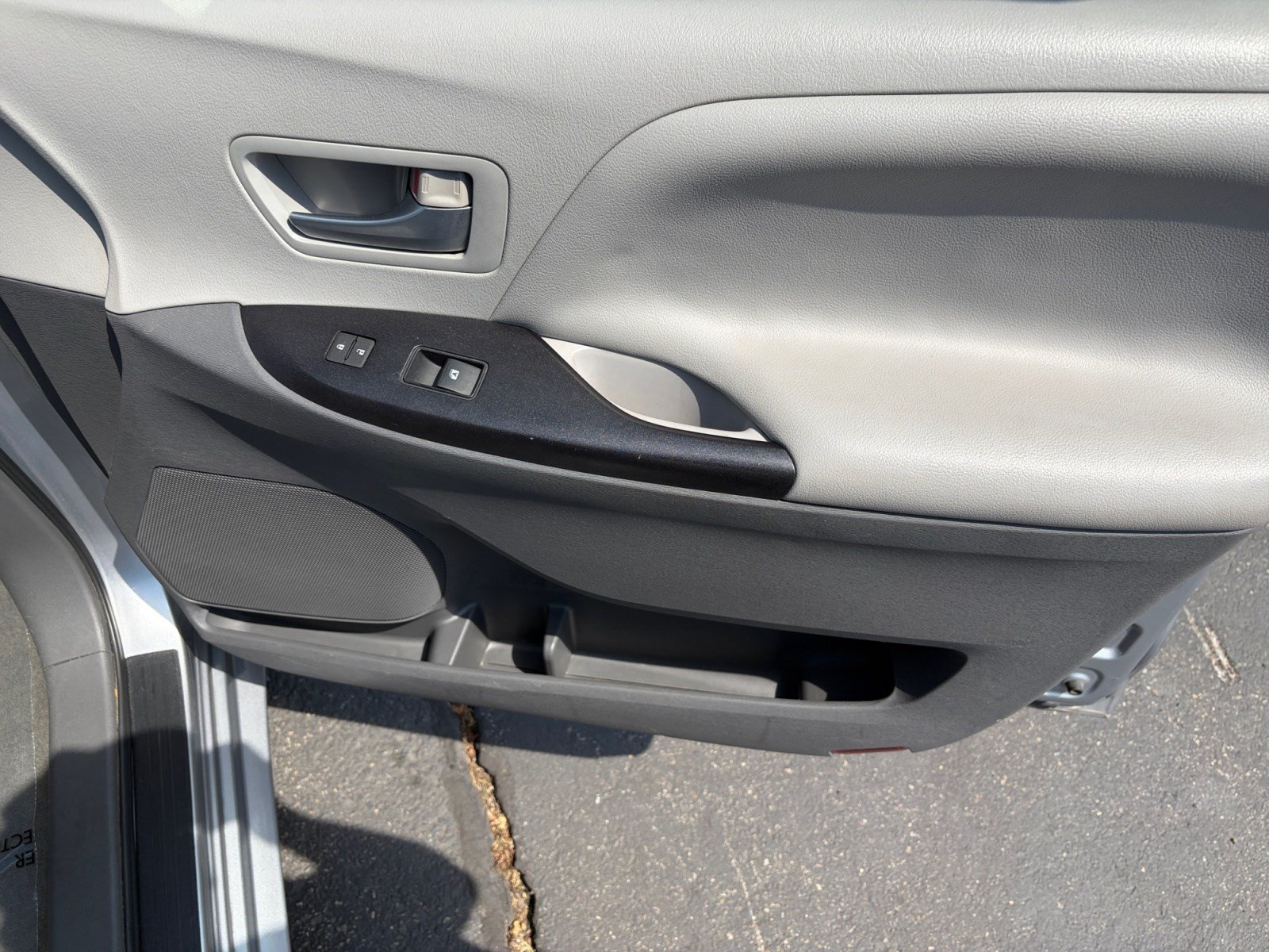 Used 2015 Toyota Sienna LE FWD image 27
