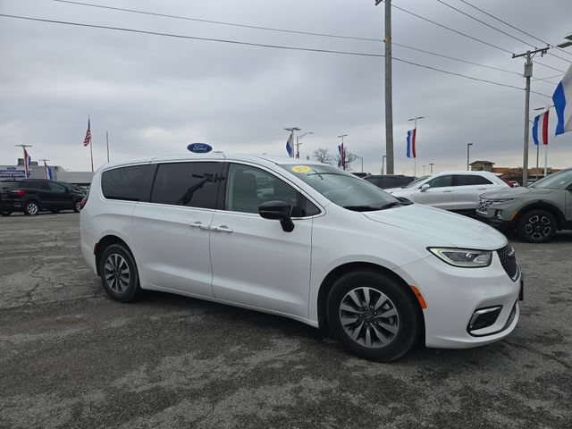 Used 2024 Chrysler Pacifica Limited FWD image 3