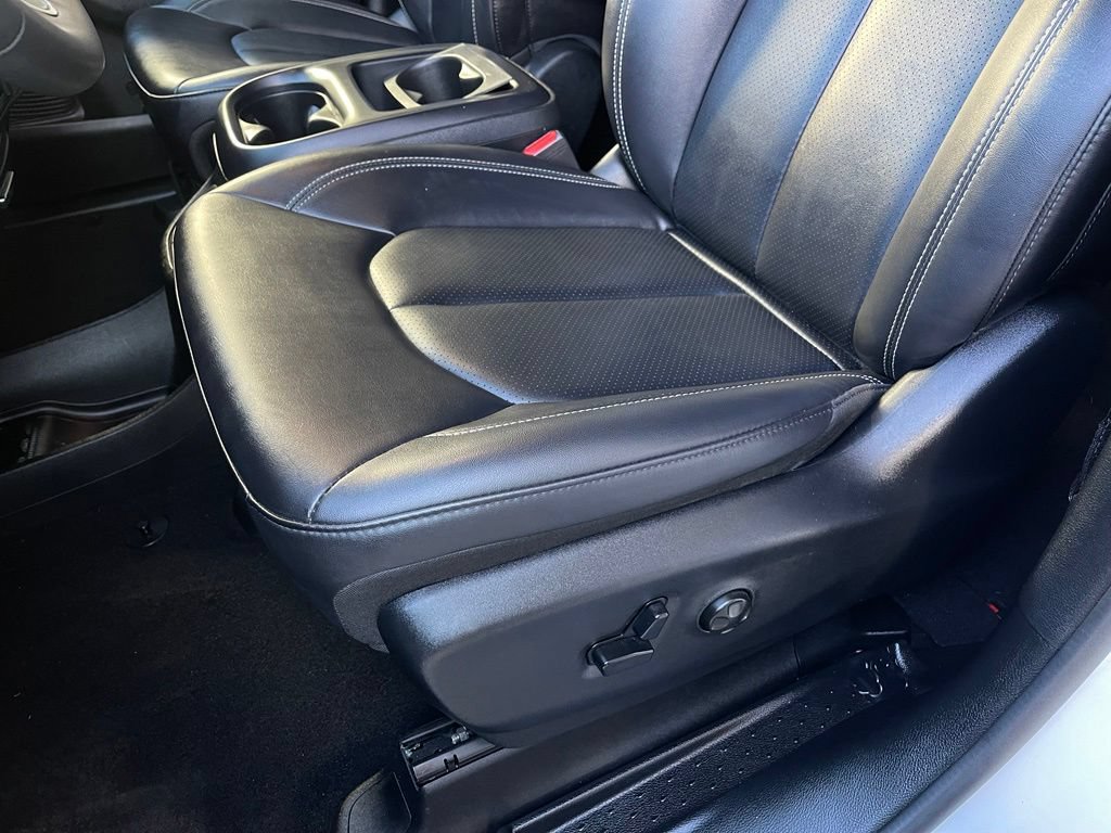 Used 2025 Chrysler Pacifica Select FWD image 13