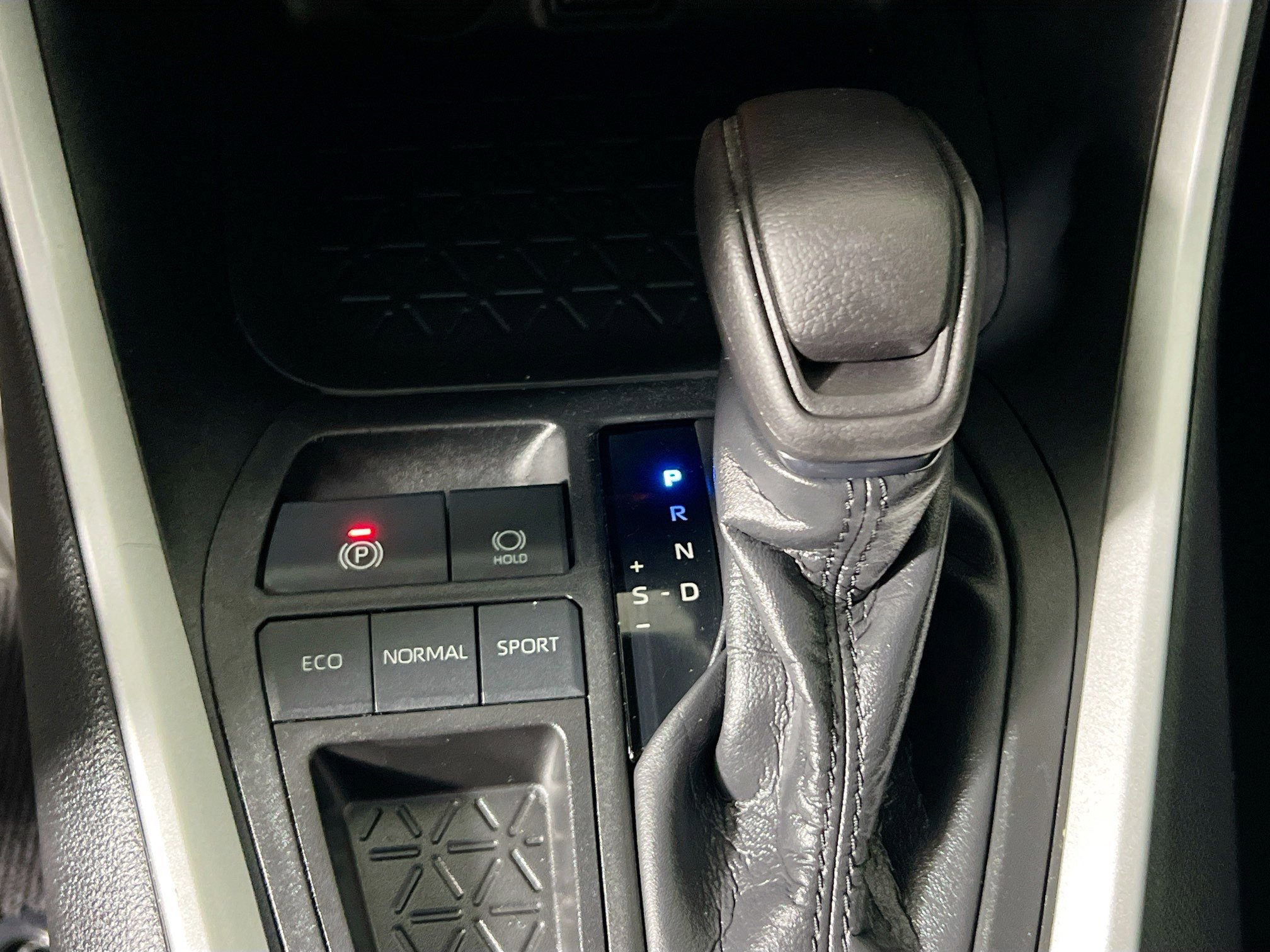 Used 2020 Toyota RAV4 LE image 24